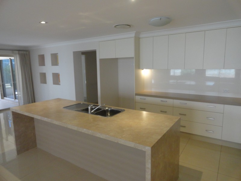 4 Saba Court, Middle Ridge QLD 4350