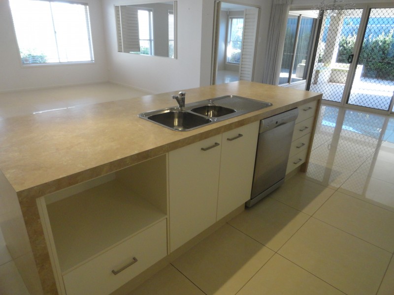 4 Saba Court, Middle Ridge QLD 4350