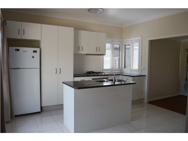 35A Rhyde Street, Mount Lofty QLD 4350