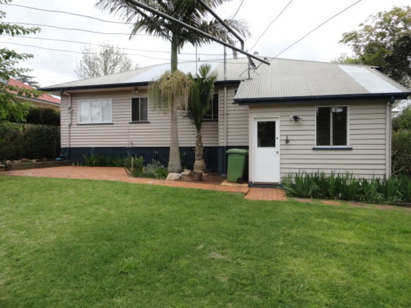 16 Ramsay Street, Centenary Heights QLD 4350