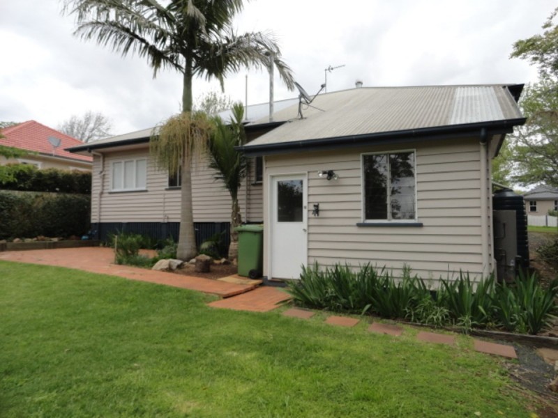 16 Ramsay Street, Centenary Heights QLD 4350