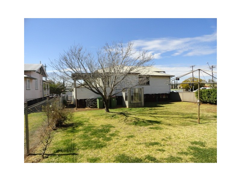 125 West Street, Newtown QLD 4350