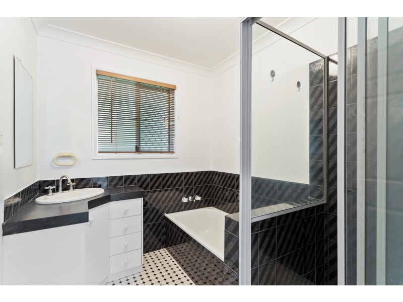 330 Spring Street, Kearneys Spring QLD 4350