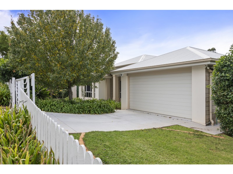 6 Martini Street, Mount Lofty QLD 4350