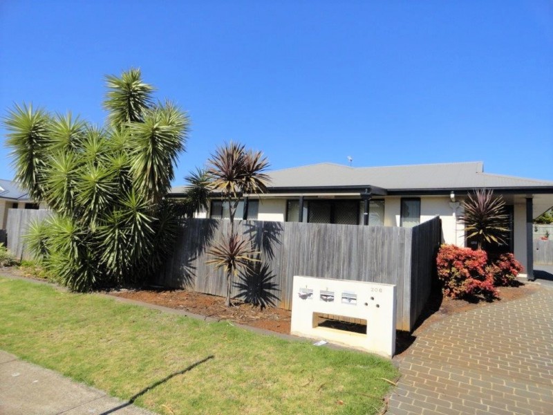 1/206 Stenner Street, Middle Ridge QLD 4350