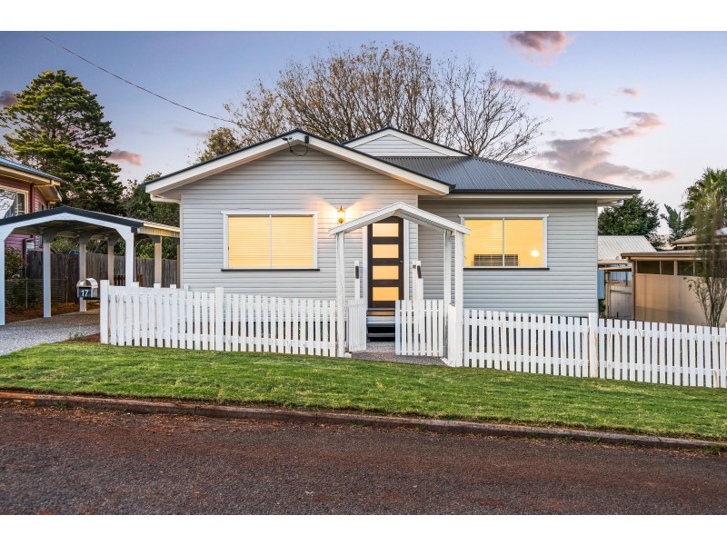 17 Norah Street, Centenary Heights QLD 4350
