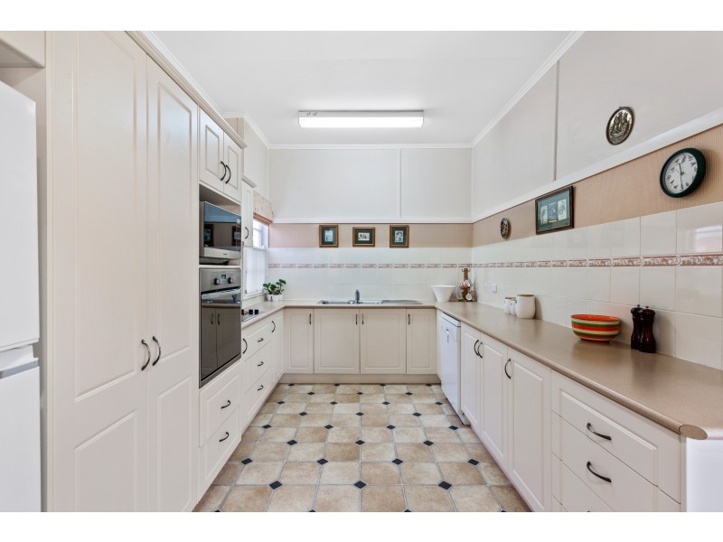 13 Curzon Street, Mount Lofty QLD 4350