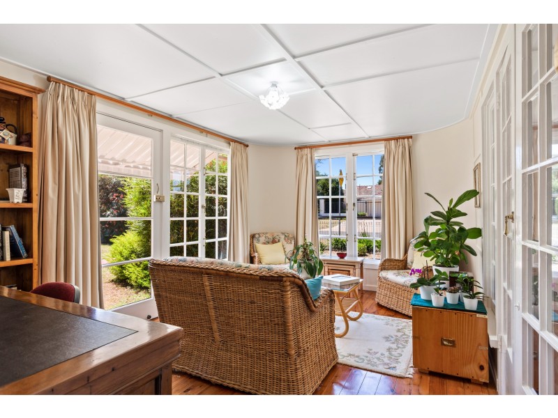 13 Curzon Street, Mount Lofty QLD 4350