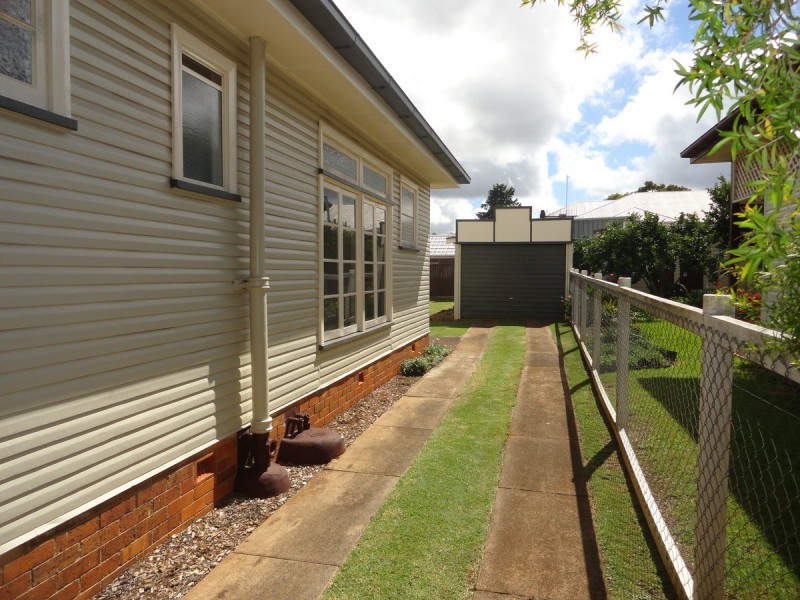 14 Lydwin Crescent, East Toowoomba QLD 4350