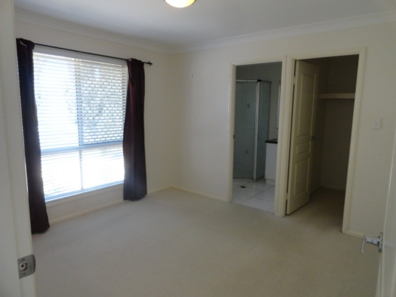 2/244 Mackenzie Street, Rangeville QLD 4350