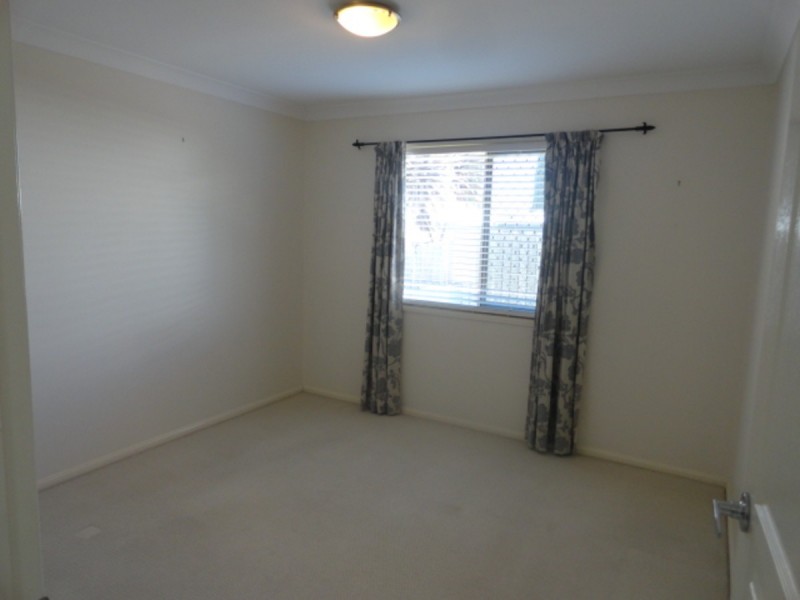 2/244 Mackenzie Street, Rangeville QLD 4350