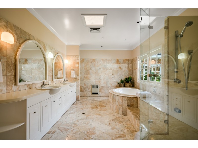 10 Golf Course Drive, Middle Ridge QLD 4350