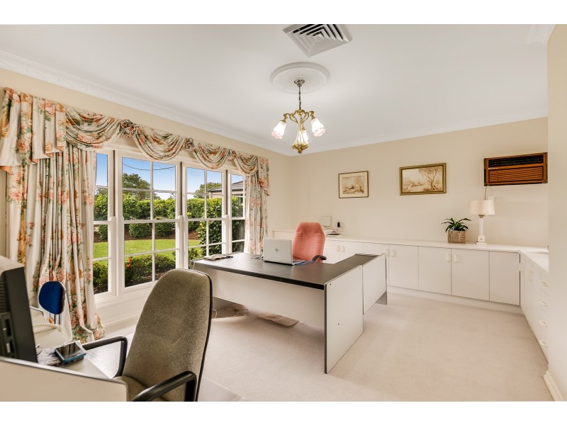 10 Golf Course Drive, Middle Ridge QLD 4350