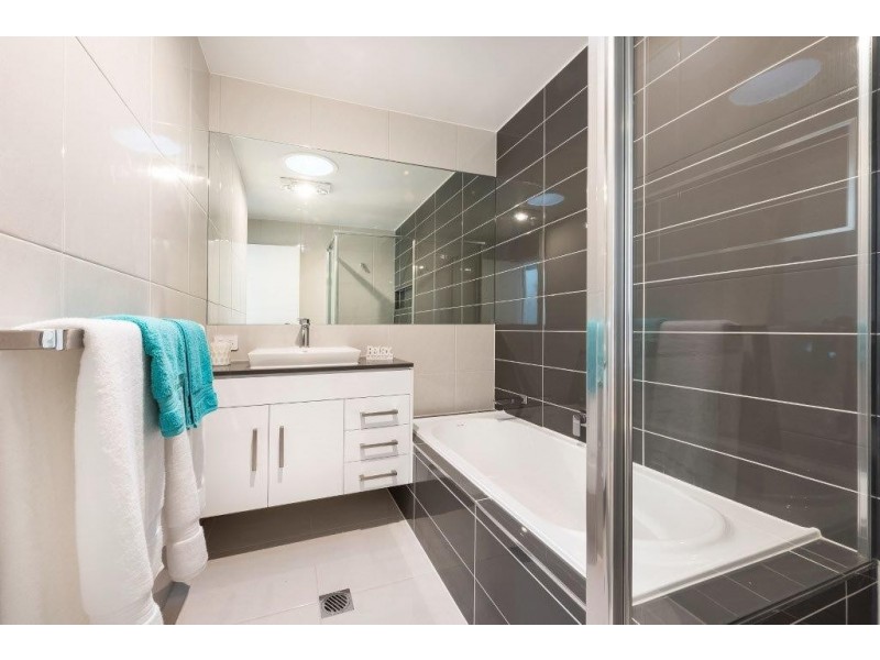 2/293a West Street, Harristown QLD 4350