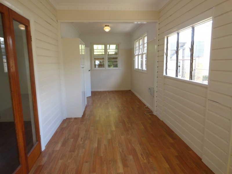 13 Glendower Street, Mount Lofty QLD 4350