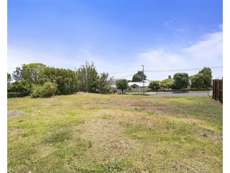 39 Range Street, Mount Lofty QLD 4350