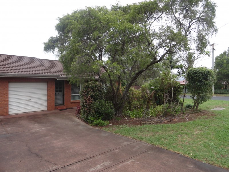 2/4 Claire, Centenary Heights QLD 4350