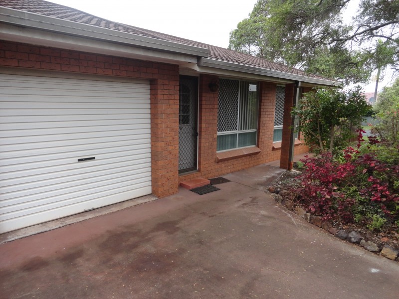 2/4 Claire, Centenary Heights QLD 4350