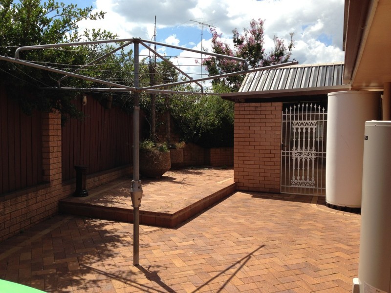 8 Gascony Street, Harristown QLD 4350