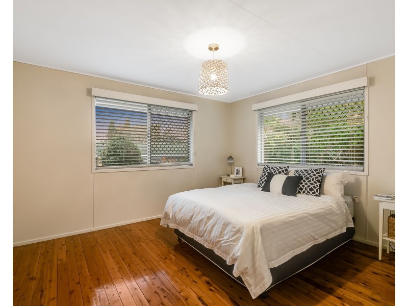 4 Macqueen Street, Mount Lofty QLD 4350
