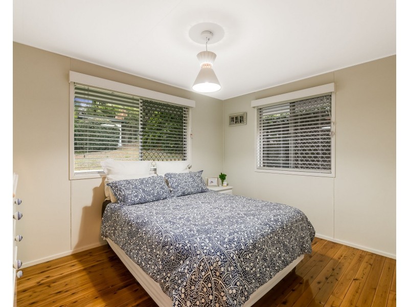 4 Macqueen Street, Mount Lofty QLD 4350