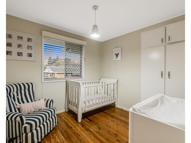 4 Macqueen Street, Mount Lofty QLD 4350