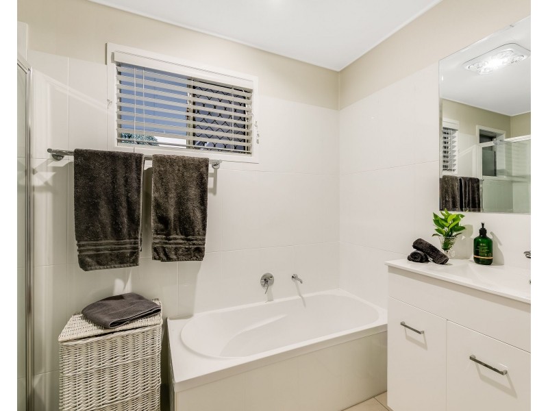 4 Macqueen Street, Mount Lofty QLD 4350
