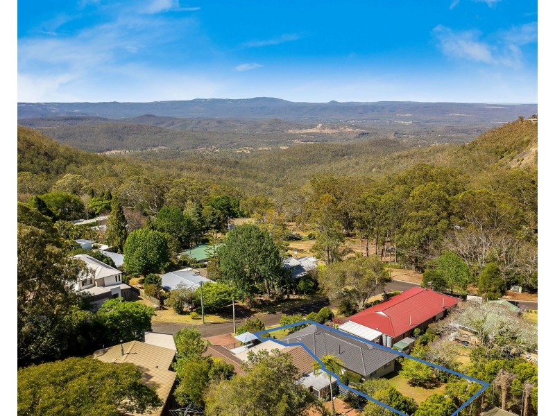 4 Macqueen Street, Mount Lofty QLD 4350
