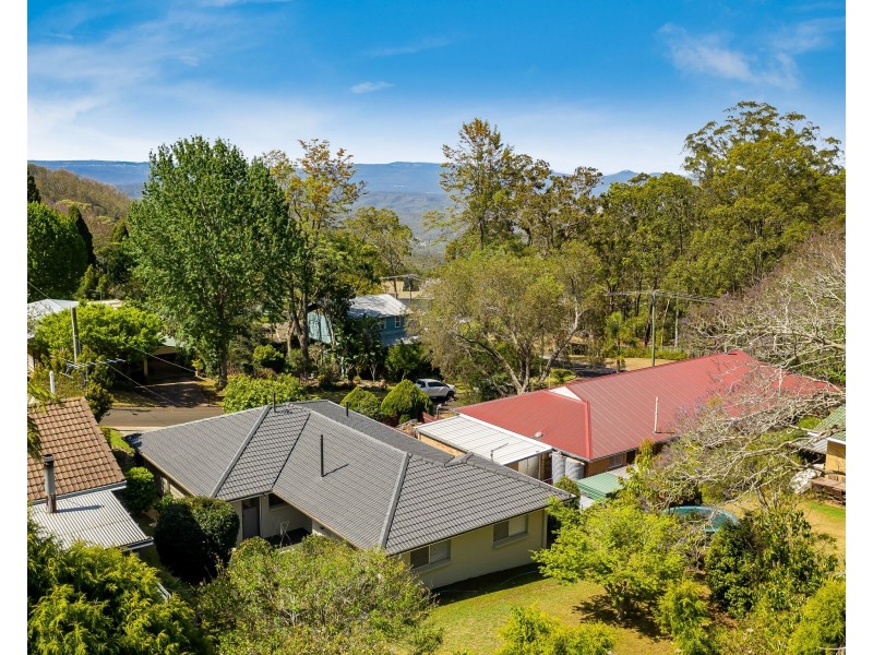 4 Macqueen Street, Mount Lofty QLD 4350