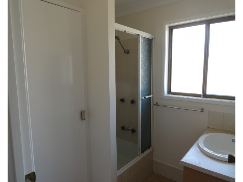 1/10 Hanna Court, Kearneys Spring QLD 4350