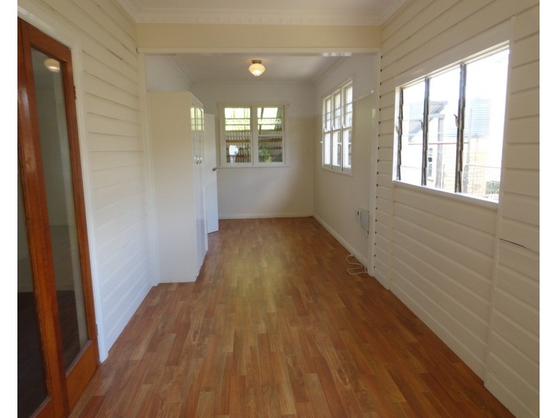 13 Glendower Street, Mount Lofty QLD 4350