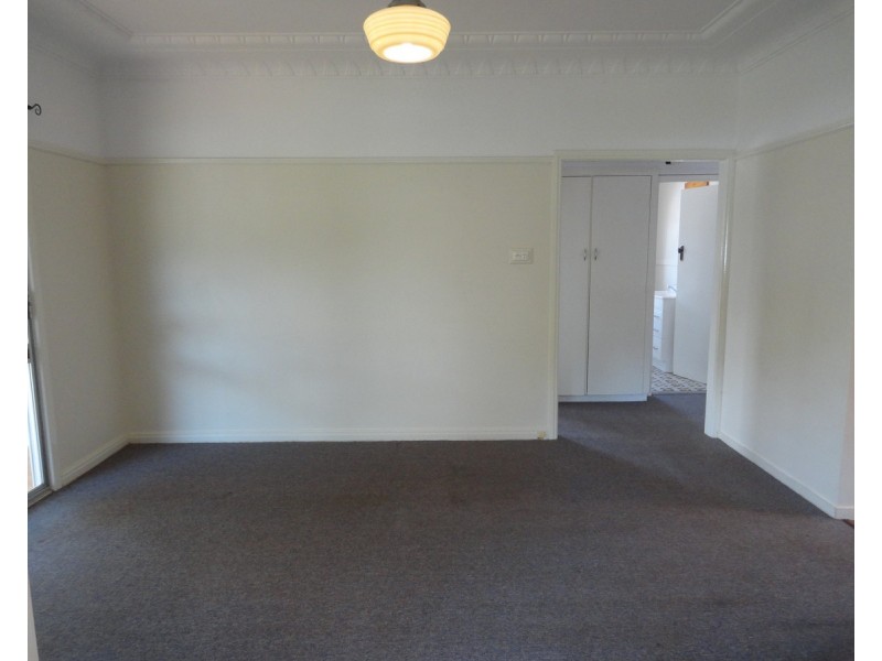 13 Glendower Street, Mount Lofty QLD 4350