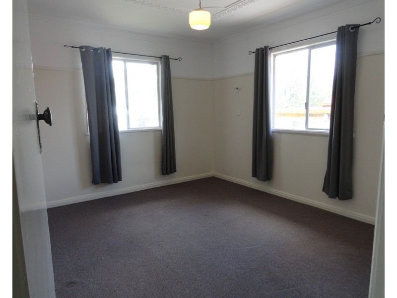 13 Glendower Street, Mount Lofty QLD 4350