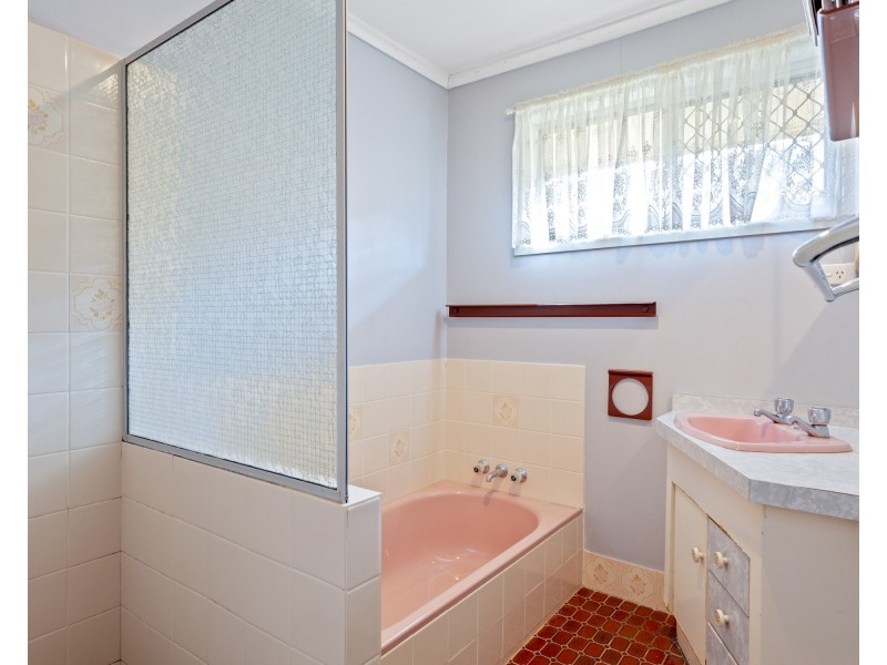 24 Paradise Street, Harristown QLD 4350