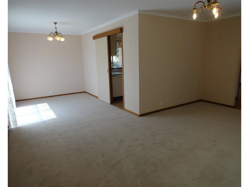 8 Cameron Crescent, Glenvale QLD 4350
