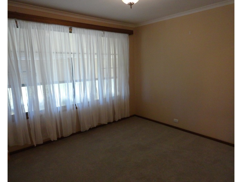 8 Cameron Crescent, Glenvale QLD 4350