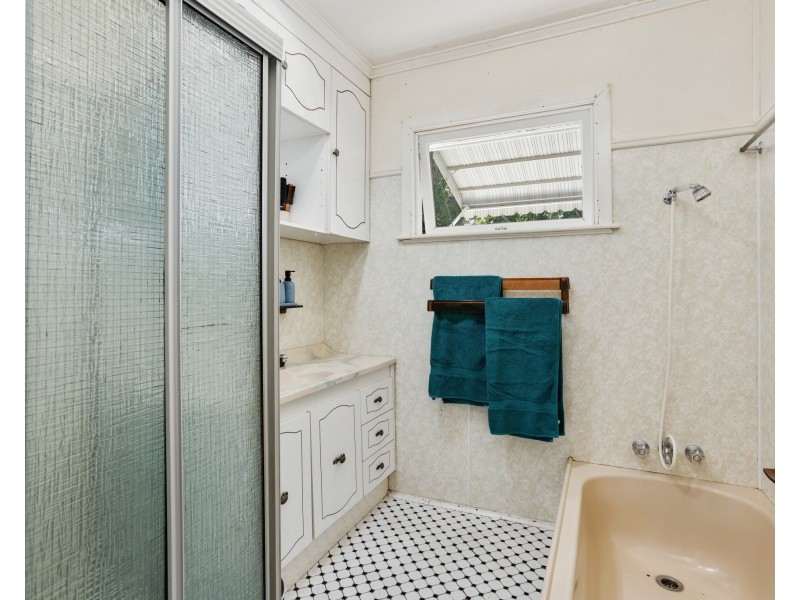 180 South Street (cnr Llewellyn Street), Centenary Heights QLD 4350