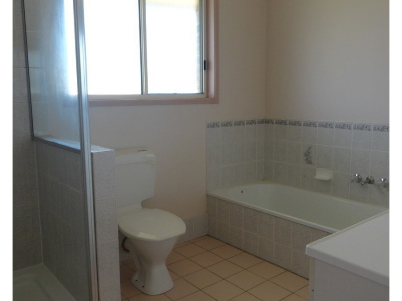 2/1 Rebecca Court, Kearneys Spring QLD 4350