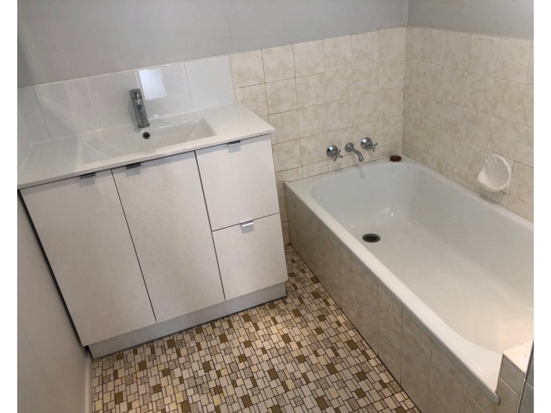 1 Cambridge Street, Harristown QLD 4350