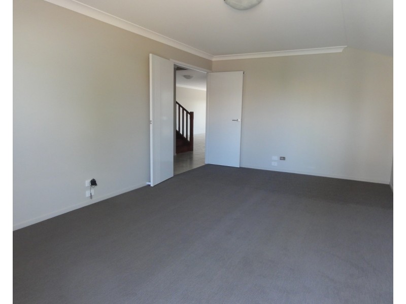 2/303 Stenner Street, South Toowoomba QLD 4350