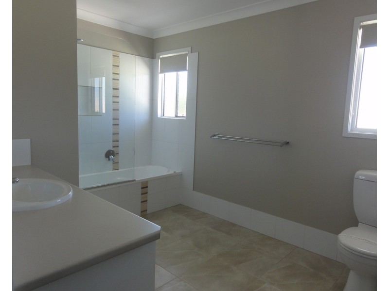 2/303 Stenner Street, South Toowoomba QLD 4350
