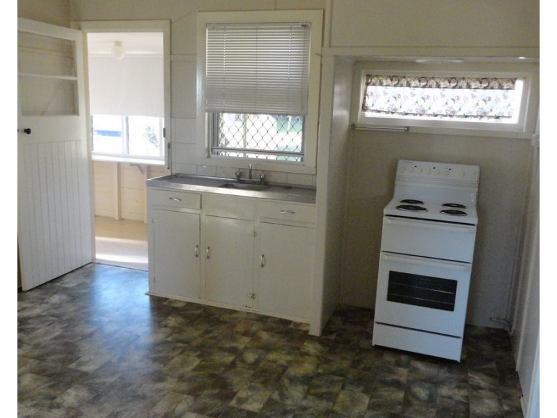 17 Geoffrey Street, Mount Lofty QLD 4350