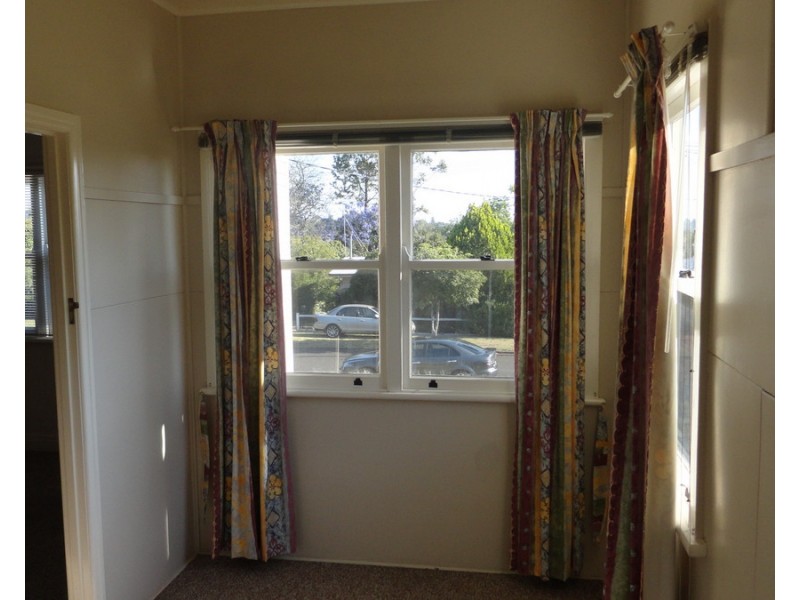 17 Geoffrey Street, Mount Lofty QLD 4350