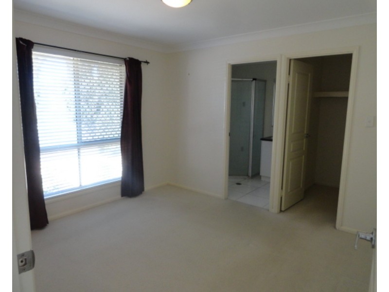 2/244 Mackenzie Street, Rangeville QLD 4350