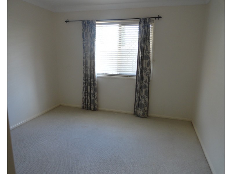 2/244 Mackenzie Street, Rangeville QLD 4350