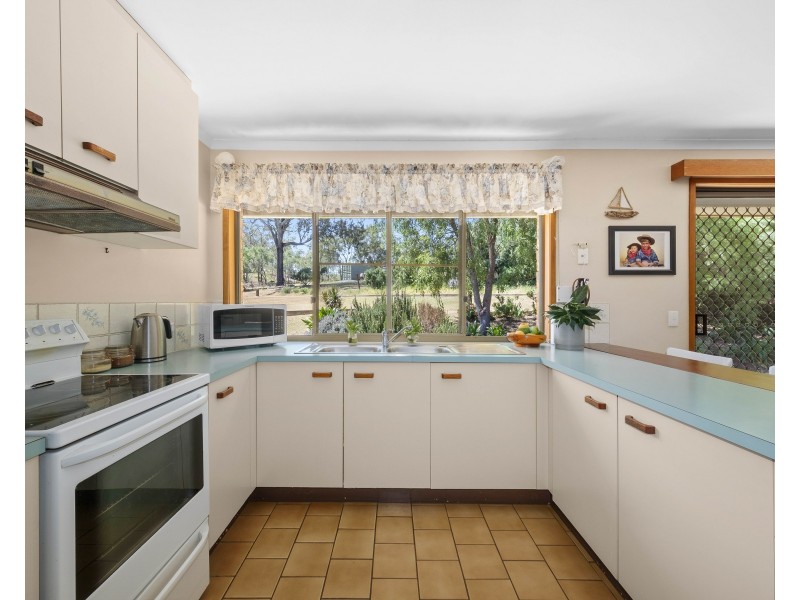 8 Cameron Crescent, Glenvale QLD 4350