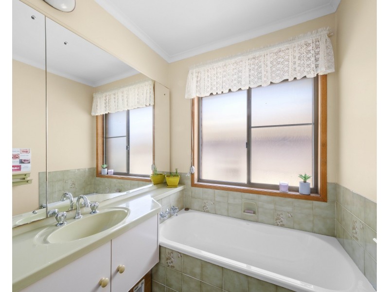 8 Cameron Crescent, Glenvale QLD 4350