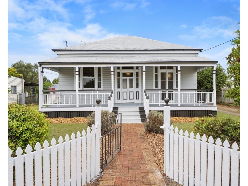 8 Albert Street, Newtown QLD 4350