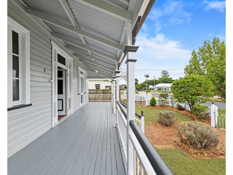 8 Albert Street, Newtown QLD 4350