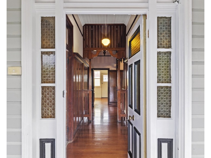 8 Albert Street, Newtown QLD 4350